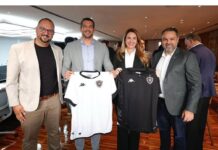 Botafogo-PB participa de reunião da Série C na CBF e presenteia presidente Samir Xaud com camisa do clube