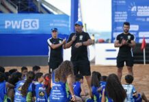 Crianças de projetos sociais participam de atividade com atletas da seleção brasileira de beach soccer