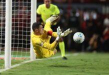 Goleiro paraibano Santos brilha nos pênaltis, chega a 21 defesas e coloca o Athletico nas oitavas da Copa do Brasil